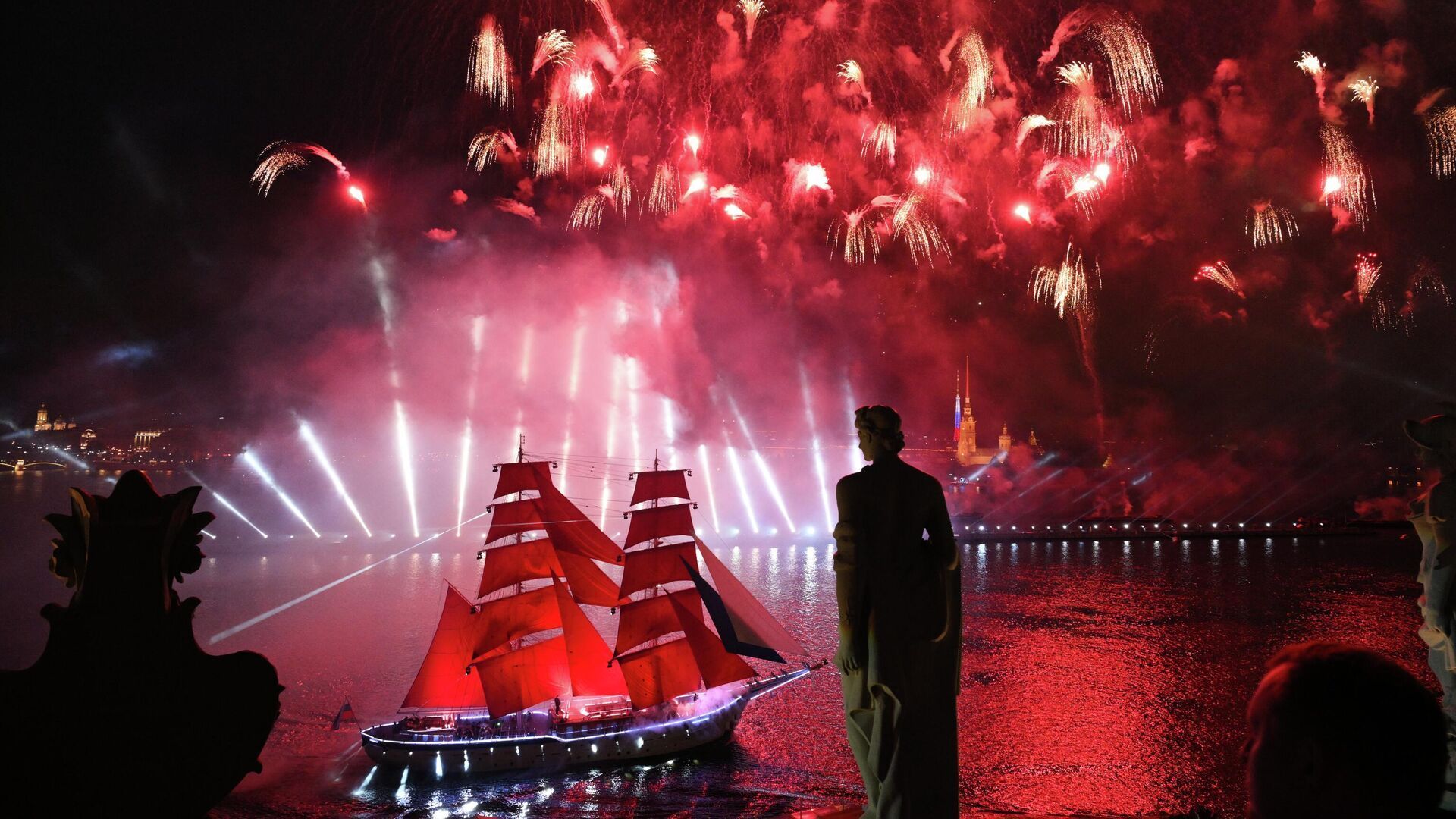 Яркий финал «Алых парусов»: бриг «Россия» прошел по акватории Невы Яркий финал «Алых парусов»: бриг «Россия» прошел по акватории Невы